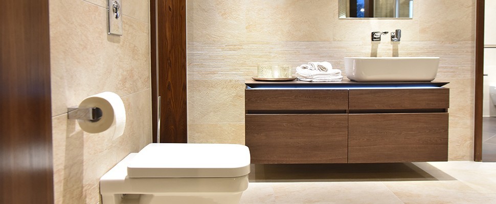 Badezimmer mit Holzakzenten Badezimmer mit Holzakzenten